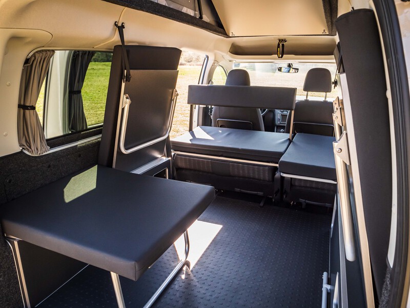 Spacie miesto v zadnej časti s sklopnou lavicou pre VW Caddy Maxi LR Weekender, rok výroby 08/10 až 08/20