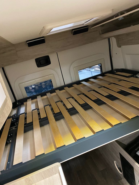 Vysúvacia posteľ s lanovým mechanizmom pre Fiat Ducato, Peugeot Boxer, Citroën Jumper >2015 (L2+3) – Ručná vysúvacia posteľ (s lanovým mechanizmom, rám: čierny)