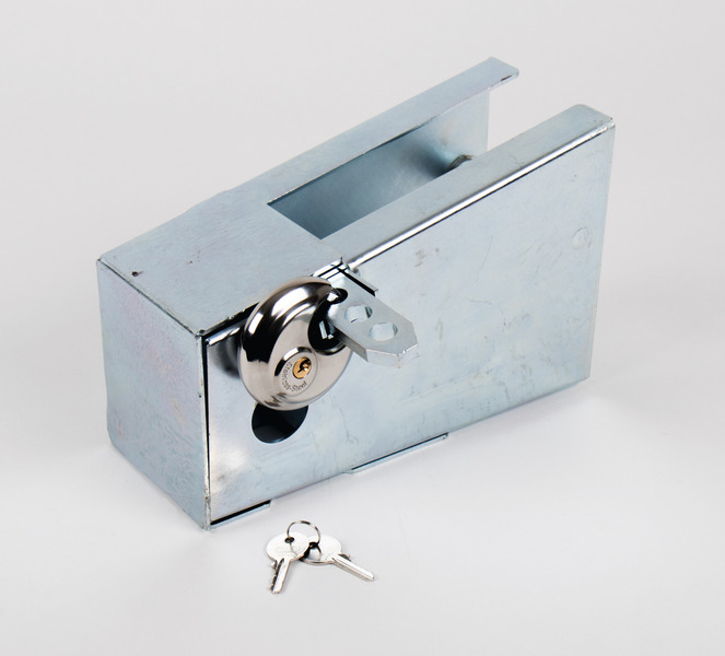 Univerzálny boxový zámok pre automobilové prívesy