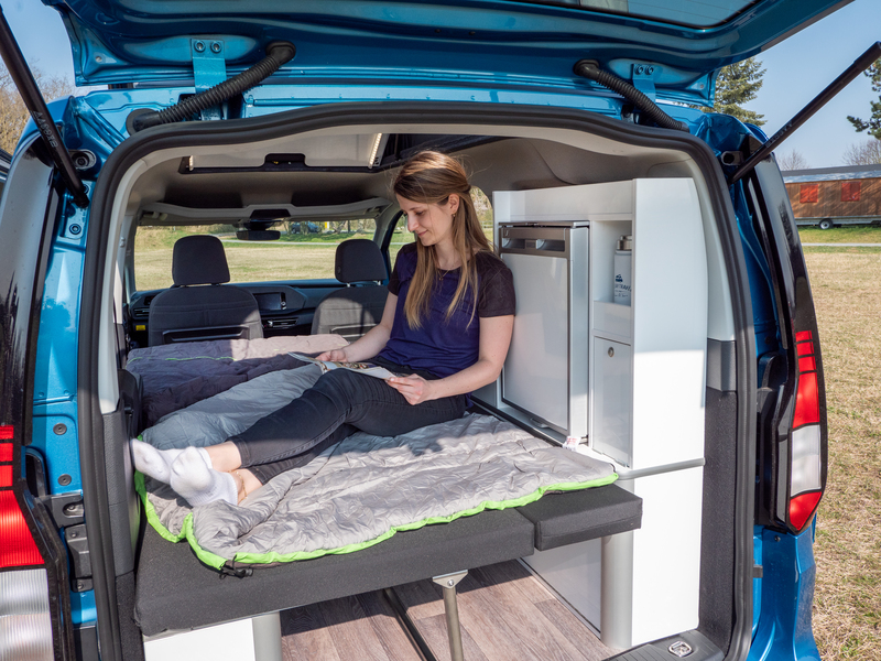 Kempingová posteľ so sklopnou lavicou pre VW Caddy 5 Maxi