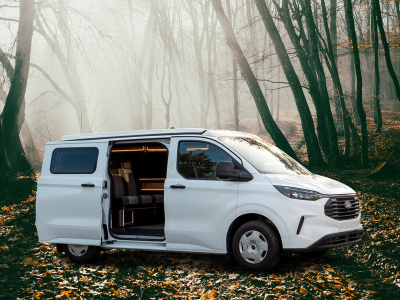 Strešný priestor na spanie Ford Custom V710 L1 – zdvihnutý vpredu – nafukovací vak typu „Open Sky“ – tvarovaný strop – biela farba – s LED osvetlením