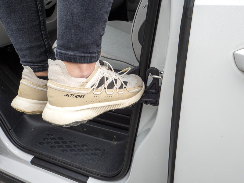 Stupienok na dvere auta so skladacím háčikom pre strešné stany Wallaby 2 &amp; Victoria</p>