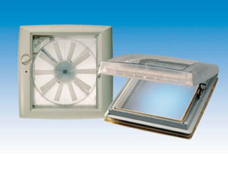 Strešný ventilátor Omni-Vent s 12-voltovým ventilátorom, rozmery 40 × 40, priehľadný