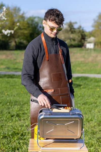 HOLIDAY TRAVEL Grilovacia zástera - hnedá</p>