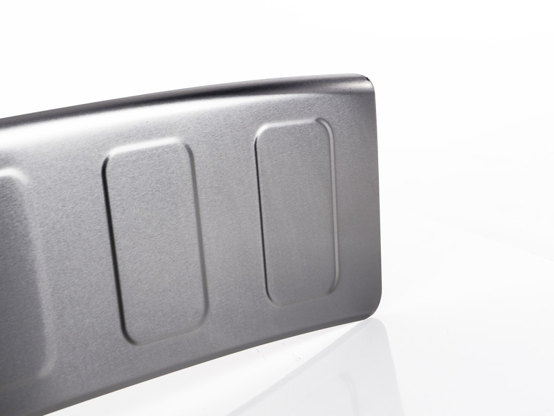 Kryt nárazníka Carbest z brúsenej nehrdzavejúcej ocele čiernej farby - krátky rázvor</p>