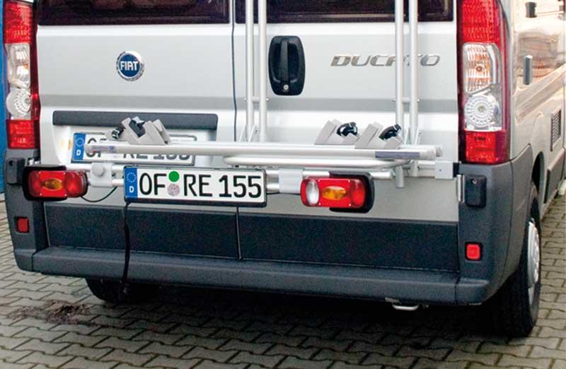 Osvetľovací pás s opakovaním poznávacej značky